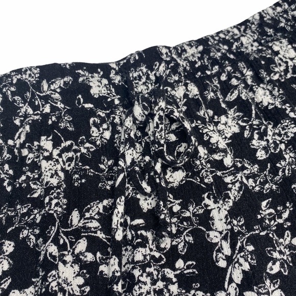 Full Tilt ꕥ Floral Window Pane Lace Trim Short ꕥ Black with White Print ꕥ Size M - Picture 6 of 13